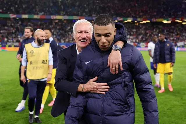 Vì sao HLV Deschamps rút Mbappe khỏi sân trước loạt luân lưu?
