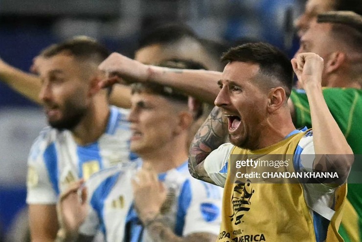 Messi đã gạt đi nước mắt để có được niềm vui vỡ òa cùng toàn đội.

