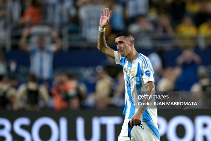 Di Maria, cầu thủ sẽ chia tay ĐT Argentina sau Copa America 2024 cũng òa khóc vào lúc rời sân ở phút 117. Việc có được chức vô địch trước ngày giã từ ĐTQG thực sự là khoảnh khắc khó quên với ngôi sao này. 

