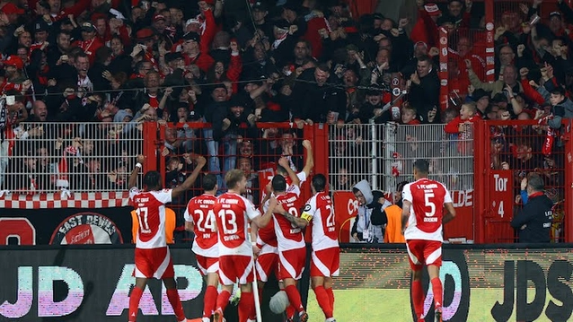  Union Berlin đang xếp thứ 4, kém Bayern 5 điểm trên BXH.
