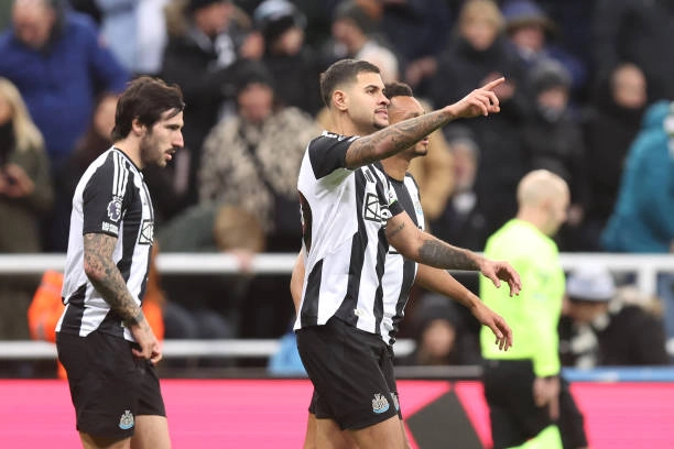 Newcastle chặn chuỗi trận thất vọng bằng màn hủy diệt Leicester
